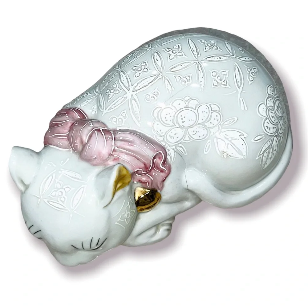 Rare antique japanese Kutani White Moriage Porcelain Sleeping Cat Signed - Picture 2 of 4